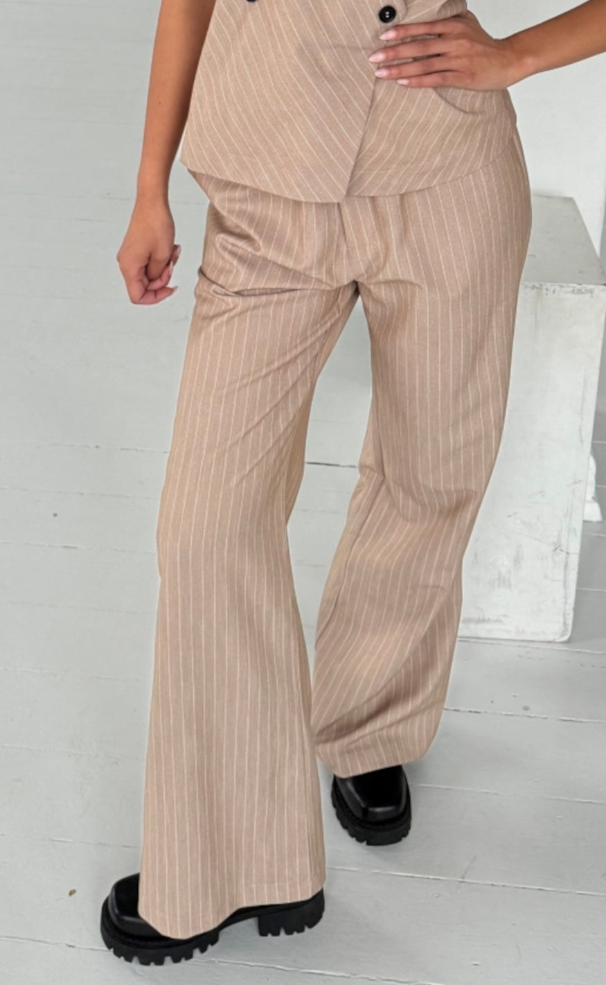Bukser   Roberta   Sand White Stripe fra Continue