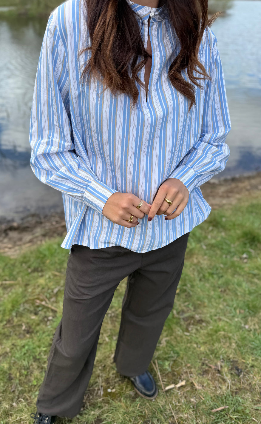 Bluse   Christella   Brunnera Blue fra Luxzuz