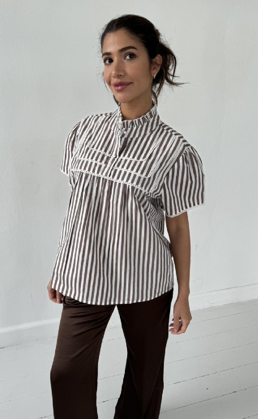Bluse   Isabella   Brown Stripe fra Continue